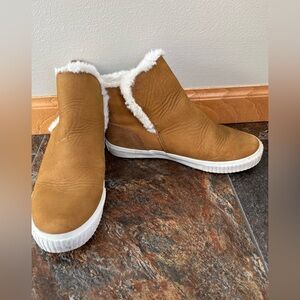 Women’s Timberland Skyla Bay pull on ankle boot with faux fur lining. Size 5.5